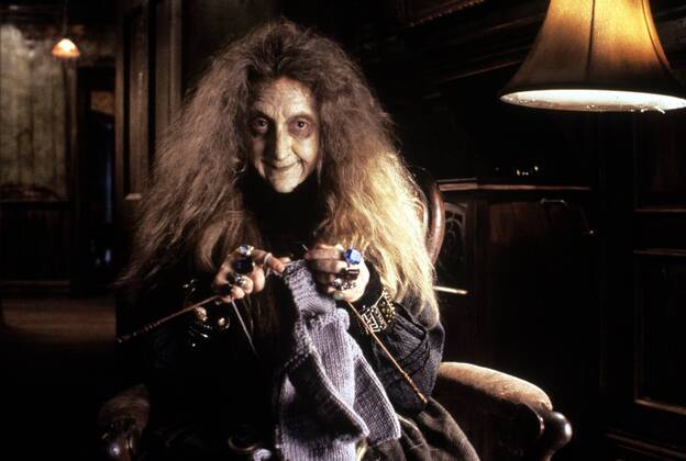 KPA47790.jpg DIE ADDAMS FAMILY IN VERRÜCKTER TRADITION Addams Family Values USA 1993 Barry Sonnenfeld Kurz nach der Geburt ihres dritten Kindes stellen Morticia und Gomez Addams das Kindermädchen Debbie Jellinsky ein, das dem armen Fester völlig den Kopf verdreht. Die beiden heiraten - und niemand ahnt, daß Debbie bereits drei Ehemänner um die Ecke gebracht hat. Filmszene mit CAROL KANE als Granny 37634 UnitedArchives47790