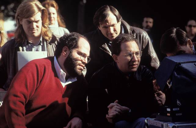 KPA47791.jpg DIE ADDAMS FAMILY IN VERRÜCKTER TRADITION Addams Family Values USA 1993 Barry Sonnenfeld Kurz nach der Geburt ihres dritten Kindes stellen Morticia und Gomez Addams das Kindermädchen Debbie Jellinsky ein, das dem armen Fester völlig den Kopf verdreht. Die beiden heiraten - und niemand ahnt, daß Debbie bereits drei Ehemänner um die Ecke gebracht hat. Aufnahme: Produzent SCOTT RUDIN und Regisseur BARRY SONNENFELD 37634 UnitedArchives47791