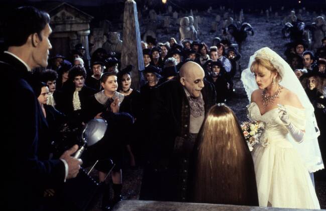 KPA47793.jpg DIE ADDAMS FAMILY IN VERRÜCKTER TRADITION Addams Family Values USA 1993 Barry Sonnenfeld Kurz nach der Geburt ihres dritten Kindes stellen Morticia und Gomez Addams das Kindermädchen Debbie Jellinsky ein, das dem armen Fester völlig den Kopf verdreht. Die beiden heiraten - und niemand ahnt, daß Debbie bereits drei Ehemänner um die Ecke gebracht hat. Filmszene mit CHRISTOPHER LLOYD als Fester und JOAN CUSACK als Debbie 37634 UnitedArchives47793