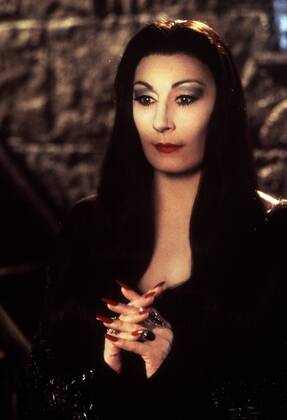 KPA47794.jpg DIE ADDAMS FAMILY IN VERRÜCKTER TRADITION Addams Family Values USA 1993 Barry Sonnenfeld Kurz nach der Geburt ihres dritten Kindes stellen Morticia und Gomez Addams das Kindermädchen Debbie Jellinsky ein, das dem armen Fester völlig den Kopf verdreht. Die beiden heiraten - und niemand ahnt, daß Debbie bereits drei Ehemänner um die Ecke gebracht hat. Filmszene mit ANJELICA HOUSTON als Morticia 37634 UnitedArchives47794