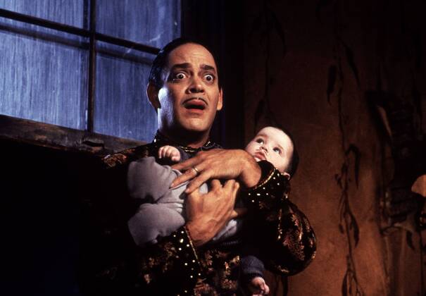 KPA47796.jpg DIE ADDAMS FAMILY IN VERRÜCKTER TRADITION Addams Family Values USA 1993 Barry Sonnenfeld Kurz nach der Geburt ihres dritten Kindes stellen Morticia und Gomez Addams das Kindermädchen Debbie Jellinsky ein, das dem armen Fester völlig den Kopf verdreht. Die beiden heiraten - und niemand ahnt, daß Debbie bereits drei Ehemänner um die Ecke gebracht hat. Filmszene mit RAUL JULIA als Gomez mit Baby Pubert 37634 UnitedArchives47796