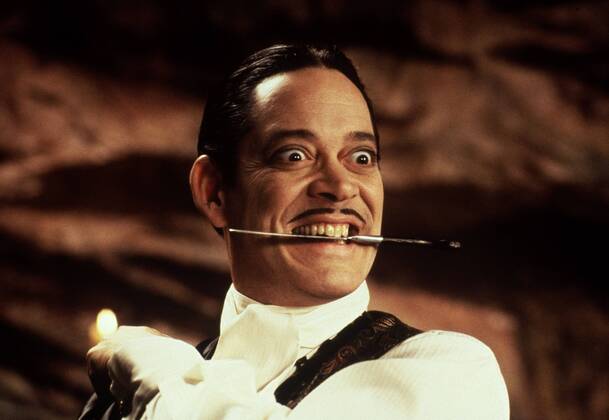 KPA47797.jpg DIE ADDAMS FAMILY IN VERRÜCKTER TRADITION Addams Family Values USA 1993 Barry Sonnenfeld Kurz nach der Geburt ihres dritten Kindes stellen Morticia und Gomez Addams das Kindermädchen Debbie Jellinsky ein, das dem armen Fester völlig den Kopf verdreht. Die beiden heiraten - und niemand ahnt, daß Debbie bereits drei Ehemänner um die Ecke gebracht hat. Filmszene mit RAUL JULIA als Gomez 37634 UnitedArchives47797