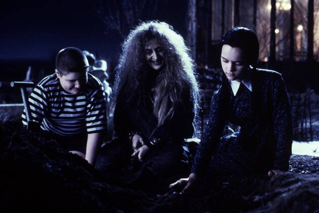 KPA47798.jpg DIE ADDAMS FAMILY IN VERRÜCKTER TRADITION Addams Family Values USA 1993 Barry Sonnenfeld Kurz nach der Geburt ihres dritten Kindes stellen Morticia und Gomez Addams das Kindermädchen Debbie Jellinsky ein, das dem armen Fester völlig den Kopf verdreht. Die beiden heiraten - und niemand ahnt, daß Debbie bereits drei Ehemänner um die Ecke gebracht hat. Filmszene mit JIMMY WORKMAN als Pugsley, CAROL KANE als Granny und CHRISTINA RICCI als Wednesday 37634 UnitedArchives47798