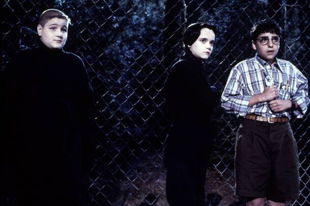 KPA47799.jpg DIE ADDAMS FAMILY IN VERRÜCKTER TRADITION Addams Family Values USA 1993 Barry Sonnenfeld Kurz nach der Geburt ihres dritten Kindes stellen Morticia und Gomez Addams das Kindermädchen Debbie Jellinsky ein, das dem armen Fester völlig den Kopf verdreht. Die beiden heiraten - und niemand ahnt, daß Debbie bereits drei Ehemänner um die Ecke gebracht hat. Filmszene mit JIMMY WORKMAN als Pugsley und CHRISTINA RICCI als Wednesday 37634 UnitedArchives47799