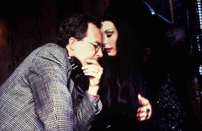 KPA47800.jpg DIE ADDAMS FAMILY IN VERRÜCKTER TRADITION Addams Family Values USA 1993 Barry Sonnenfeld Kurz nach der Geburt ihres dritten Kindes stellen Morticia und Gomez Addams das Kindermädchen Debbie Jellinsky ein, das dem armen Fester völlig den Kopf verdreht. Die beiden heiraten - und niemand ahnt, daß Debbie bereits drei Ehemänner um die Ecke gebracht hat. Aufnahme: Regisseur BARRY SONNENFELD und ANJELICA HOUSTON als Morticia 37634 UnitedArchives47800