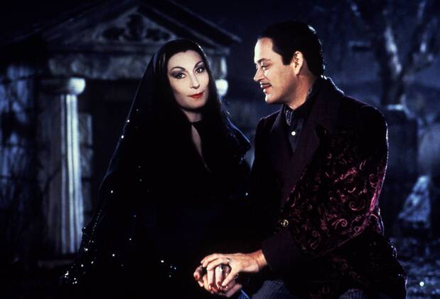 KPA47801.jpg DIE ADDAMS FAMILY IN VERRÜCKTER TRADITION Addams Family Values USA 1993 Barry Sonnenfeld Kurz nach der Geburt ihres dritten Kindes stellen Morticia und Gomez Addams das Kindermädchen Debbie Jellinsky ein, das dem armen Fester völlig den Kopf verdreht. Die beiden heiraten - und niemand ahnt, daß Debbie bereits drei Ehemänner um die Ecke gebracht hat. Filmszene mit ANJELICA HOUSTON als Morticia und RAUL JULIA als Gomez 37634 UnitedArchives47801