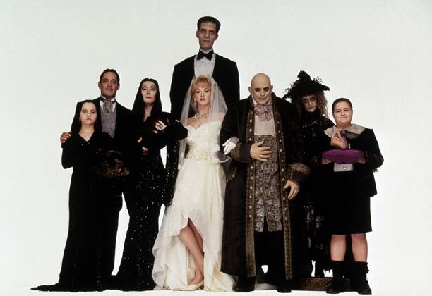 KPA47802.jpg DIE ADDAMS FAMILY IN VERRÜCKTER TRADITION Addams Family Values USA 1993 Barry Sonnenfeld Aufnahme mit: CHRISTINA RICCI (Wednesday), RAUL JULIA (Gomez), ANGELICA HOUSTON (Morticia) mit Baby Pupert, CARL STRUYKEN (Lurch), JOAN CUSACK (Debbie), CHRISTOPHER LLOYD (Fester), CAROL CANE (Granny), JIMMY WORKMAN (Pugsley) 37634 UnitedArchives47802