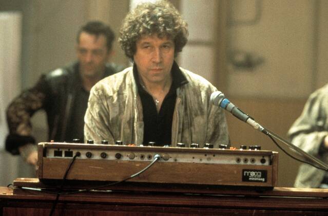 KPA50536.jpg STILL CRAZY Still Crazy GB 1998 Brian Gibson Rockmusiker Tony Costello (STEPHEN REA) am Keyboard. UnitedArchives50536