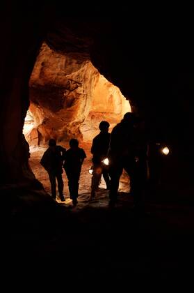 Die drei ??? - Das Geheimnis der Geisterinsel D 2007 Die drei ??? erkunden eine Höhle UnitedArchives98910