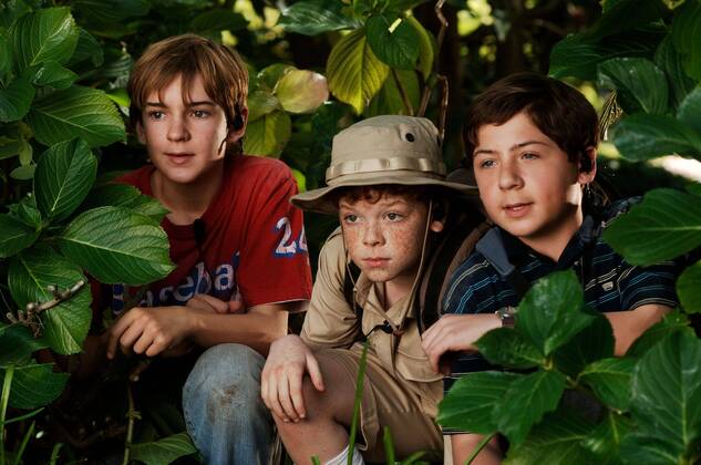 Die drei ??? - Das Geheimnis der Geisterinsel D 2007 Von links nach rechts: Peter (NICK PRICE), Bob (CAMERON MONAGHAN) und Justus (CHANCELLOR MILLER) auf der Lauer UnitedArchives98911