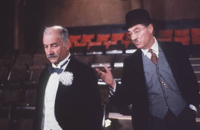 DER KINOERZÄHLER (1993) Zwischen dem Theaterbesitzer Herrn Theilhaber (MARTIN BENRATH, r.) und dem Kinoerzähler (ARMIN MÜLLER STAHL) kommt es zum Streit, weil sein Beruf mit dem Einzug des Tonfilms überflüssig geworden ist. 38351 , 28kpaKino1 UnitedArchives18950