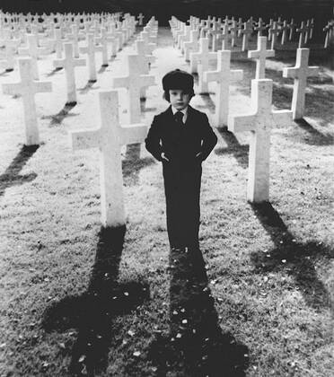 DAS OMEN (1976) US-Botschafter Robert Thorn hat sich in einem römischen Hospital überreden lassen, das Kind einer Frau zu adoptieren, die bei der Geburt gestorben ist. Was Robert und seine Frau jedoch nicht ahnen: Der kleine Damien (HARVEY STEPHENS) ist der Sohn des Satans, den dieser als Baby unter die Menschheit schmuggeln will, um die Weltherrschaft zu erringen. B222272--1-53571 , 17kpaOmen UnitedArchives21056