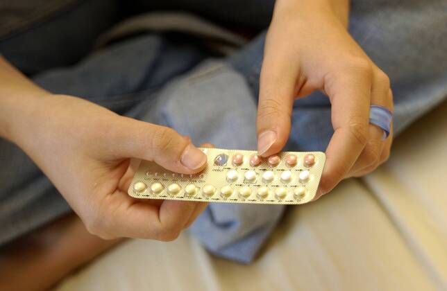 Teenager mit Antibabypillen iblbej01655311