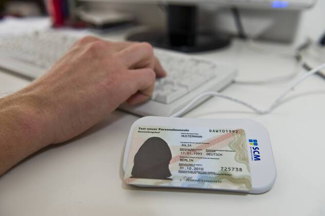 Test - neuer Personalausweis und Lesegerät mit Computer - Mülheim