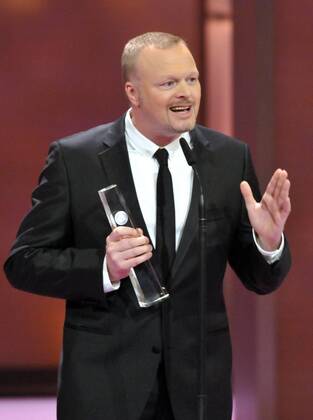 Kategorie Besondere Leistung Unterhaltung : Stefan RAAB, Entertainer des Jahres, präsentiert die Trophäe - ARD WDR Verleihung Deutscher Fernsehpreis am 09.10.2010 in Köln