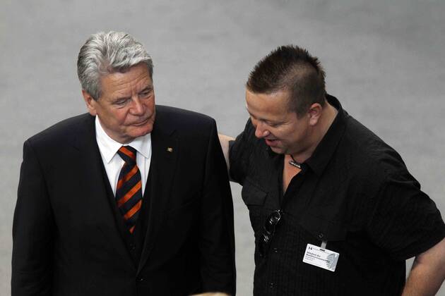 14. Bundesversammlung am Mittwoch (30.06.2010) in Berlin im Bundestag zur Wahl des neunen Bundespräsidenten: 14:17 Uhr: Joachim Gauck (L) und Sebastian Krumbiegel.