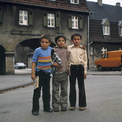 Siebziger Jahre, türkische Gastarbeiterkinder, drei Jungen posieren vor der Bergarbeitersiedlung Schüngelberg in Gelsenkirchen-Buer, Ruhrgebiet, Nordrhein-Westfalen