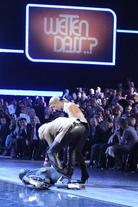 Wettkandidat Samuel KOCH während seiner Wettaktion, Wette Autos, springt mit Sprungfedern über fahrende Autos, wobei er sich schliesslich verletzt, bleibt verletzt am Boden liegen, Moderator Thomas GOTTSCHALK und Moderatorin Michelle HUNZIKER beugen sich über den Verletzten - Wetten dass...? aus Düsseldorf