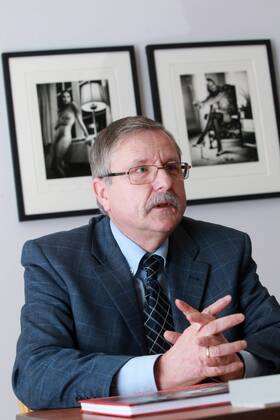 Apolda , Kunsthaus Apolda , Ausstellung von Fotografien von Helmut Newton , Ausstellungseröffnung im Bild: Chef Kunsthaus Apolda Hans Jürgen Giese (60)