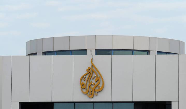 Das Emblem des Fernsehsenders Al Jazeera an einem neuen Gebäude von Al Jazeera Sport in Doha, Katar.