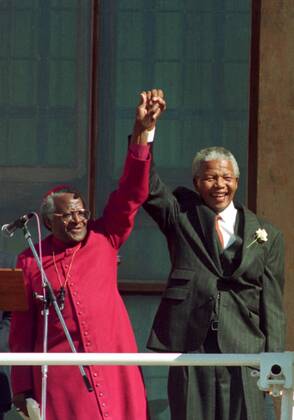 IMAGO History, Ende der Apartheid in Südafrika: 1990-1994 Mandela at Grand parade CAPE TOWN, SOUTH AFRICA - 11 May 1994: Archbishop Desmond Tutu introduces Nelson Mandela to the crowd at the City Hall, Cape Town, after he was elected State President. ( Gallo999188