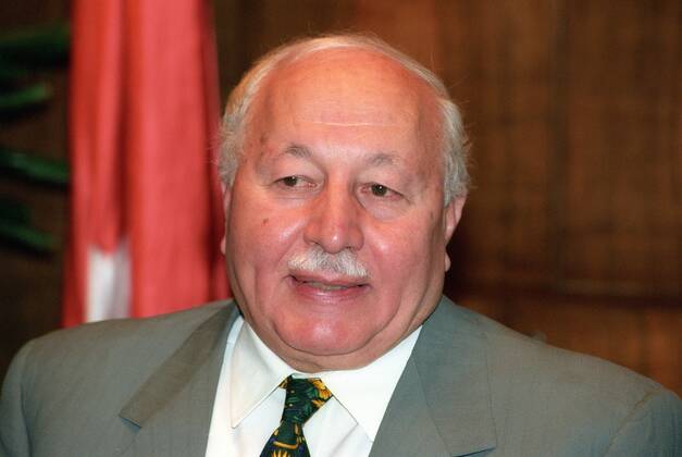 Ministerpräsident Necmettin Erbakan (Türkei) während eines Treffens mit deutschen Diplomaten in Ankara