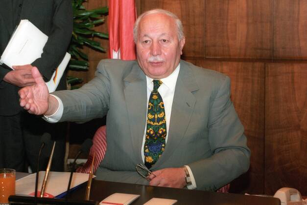 Ministerpräsident Necmettin Erbakan (Türkei) während eines Treffens mit deutschen Diplomaten in Ankara