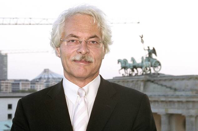 Roth, Thomas (Journalist und Leiter des ARD-Hauptstadtstudios). Hier: Am 15.09.2006 am Rande einer Veranstaltung in der Dresdner Bank am Pariser Platz Berlin, im Hintergrund: Potsdamer Platz und Brandenburger Tor. ©xIkoxFreesex xDRAMA.