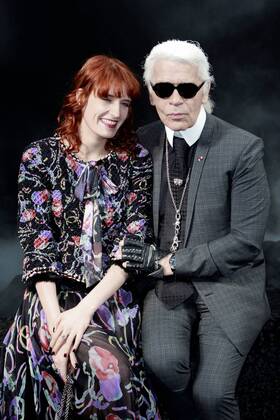 Karl Lagerfeld mit Florence Welch bei seiner Chanel Fashionshow im Rahmen der Fashionweek Paris Herbst Winter 2012 in Paris am 08.03.2011 Paris Fashion Week Fall Winter 2012 - Chanel 