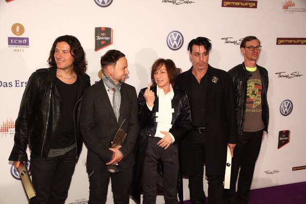 Gianna Nannini mit der Band Rammstein (L-R) Christoph Schneider, Paul Landers, Till Lindemann, Christian Flake Lorenz bei der Verleihung vom Musikpreis Echo in Berlin am 24.03.2011 Echo Verleihung 2011 