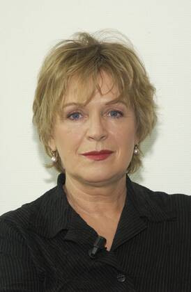 Antje Kunstmann Verlegerin Antje Kunstmann hat sich in einer Männerdomäne erfolgreich behauptet. In diesem Jahr feiert ihr Verlag den 30. Geburtstag. Mit einem kleinen, aber feinen Programm konnte er in einer von Fusion und Konzentration gekennzeichneten Branche überleben. 1976 gründete Antje Kunstmann mit einem Kollegen ihr eigenes Unternehmen, damals noch als Frauenverlag . Inspiriert von der 68er Bewegung publizierten sie vom Karl Marx Comic bis bin zu Frauen befreien sich Bücher Die Klosterschülerin, Jahrgang 1949, studierte Pädagogik in Frankfurt und München. Nach dem Examen 1971 übernahm sie ihren ersten Verlagsjob und betreute die Buchreihe Materialien zur Frauenemanzipation . Fünf Jahre später gründete sie ihren eigenen Verlag, der rund 30 Buch- und fünf Hörbuchtitel pro Jahr auf den Markt bringt. Zu den größten kommerziellen Erfolgen im Sachbuchbereich gehörte Donata El