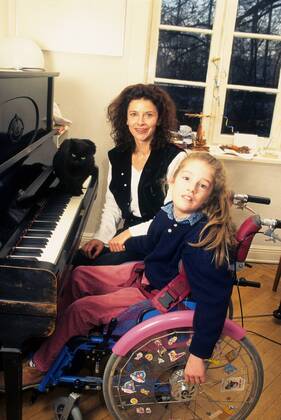 Adelheid Arndt mit Tochter Johanna !AUFNAHMEDATUM GESCHÄTZT!