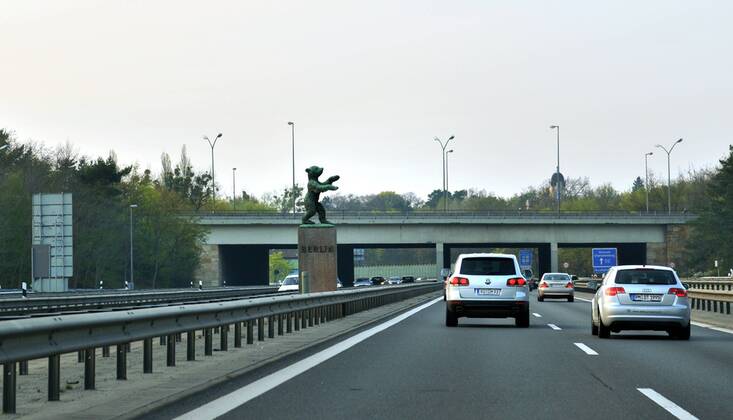 Berlin 17.04.2011: AVUS Autobahn A 115, Stadtautobahn - Berliner Bär Skulptur von Rene Sintenis Dreilinden