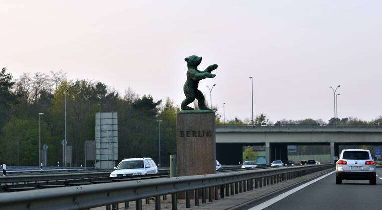 Berlin 17.04.2011: AVUS Autobahn A 115, Stadtautobahn - Berliner Bär Skulptur von Rene Sintenis, Dreilinden