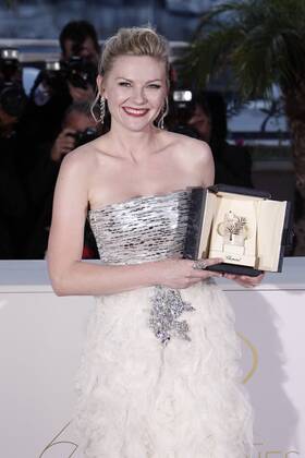 Cannes, France May 22 2011 - 64th International cannes film festival. Kirsten Dunst poses during a photocall after being awarded with the Prix d Interpretation Feminine (best actress) .. 