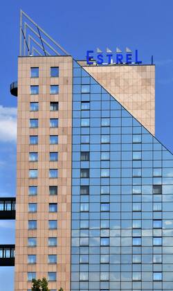 Berlin 11.05.2011: Hotel Estrel Sonnenallee Gebäude Ansicht Außenansicht außen