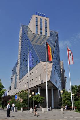 Berlin 11.05.2011: Hotel Estrel Sonnenallee Gebäude Ansicht Außenansicht außen