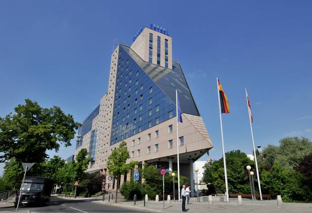Berlin 11.05.2011: Hotel Estrel Sonnenallee Gebäude Ansicht Außenansicht außen