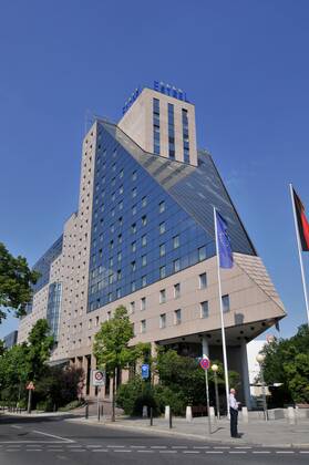 Berlin 11.05.2011: Hotel Estrel Sonnenallee Gebäude Ansicht Außenansicht außen