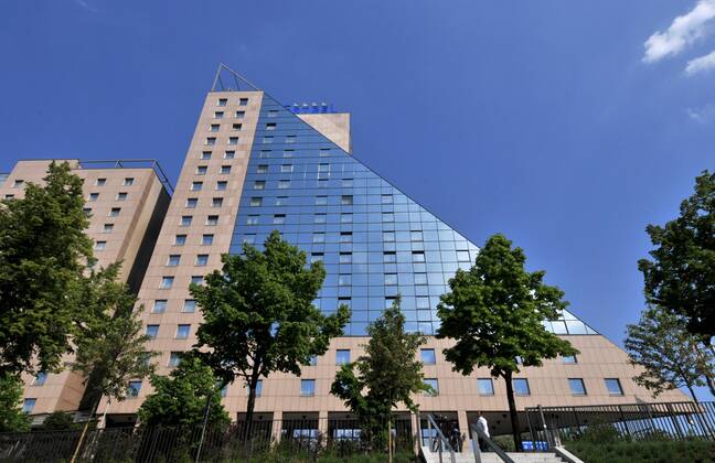 Berlin 11.05.2011: Hotel Estrel Sonnenallee Gebäude Ansicht Außenansicht außen