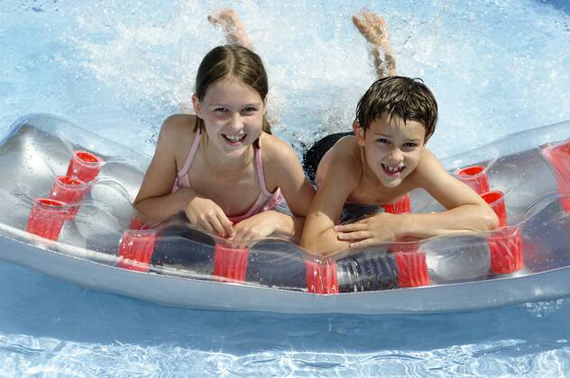  Kinder planschen, baden und spritzen in einem Pool, Wasserspiele im Sommer ibldwb01976684