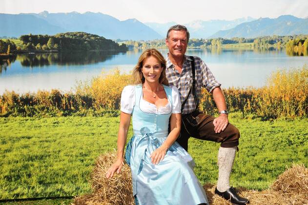 Caroline Beil und Hans Kraus, die Schauspieler mit dem Hund Gustl bei den Dreharbeiten zu der ZDF-Serie Herzflimmern - die Klinik am See in München am 23.08.2011 Herzflimmern - die Klinik am See , ZDF, 2011 