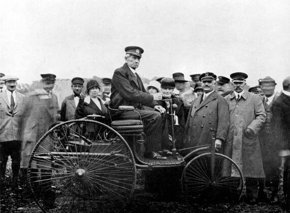 Eighty-one-year-old Karl Benz participating in the Automobil-Korso at Munich in 1925. The car was only 40! ©TopFoto Mono Print !AUFNAHMEDATUM GESCHÄTZT! UnitedArchives1108462
