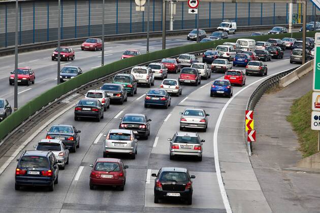 Stau im Verkehr mit Autos auf einer Autobahn Strasse bb_016_0042