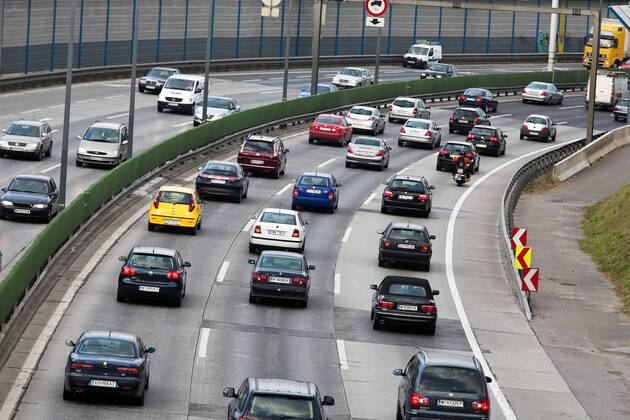 Stau im Verkehr mit Autos auf einer Autobahn Strasse bb_016_0513