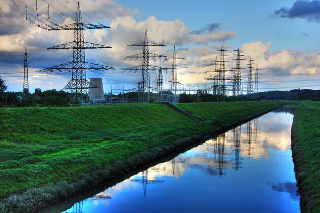 Strommasten, Hochspannungsleitungen, Energieversorgung. Entlang der Emscher im Essener Stadtteil Karnap. Essen, NRW, Deutschland, Europa