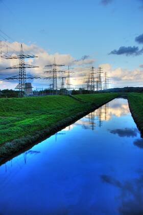 Strommasten, Hochspannungsleitungen, Energieversorgung. Entlang der Emscher im Essener Stadtteil Karnap. Essen, NRW, Deutschland, Europa