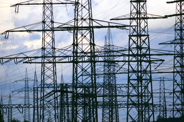 Strommasten, Hochspannungsleitungen, Energieversorgung. Entlang der Emscher im Essener Stadtteil Karnap. Essen, NRW, Deutschland, Europa