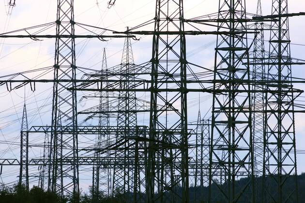 Strommasten, Hochspannungsleitungen, Energieversorgung. Entlang der Emscher im Essener Stadtteil Karnap. Essen, NRW, Deutschland, Europa