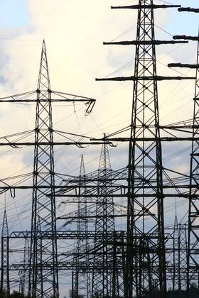 Strommasten, Hochspannungsleitungen, Energieversorgung. Entlang der Emscher im Essener Stadtteil Karnap. Essen, NRW, Deutschland, Europa